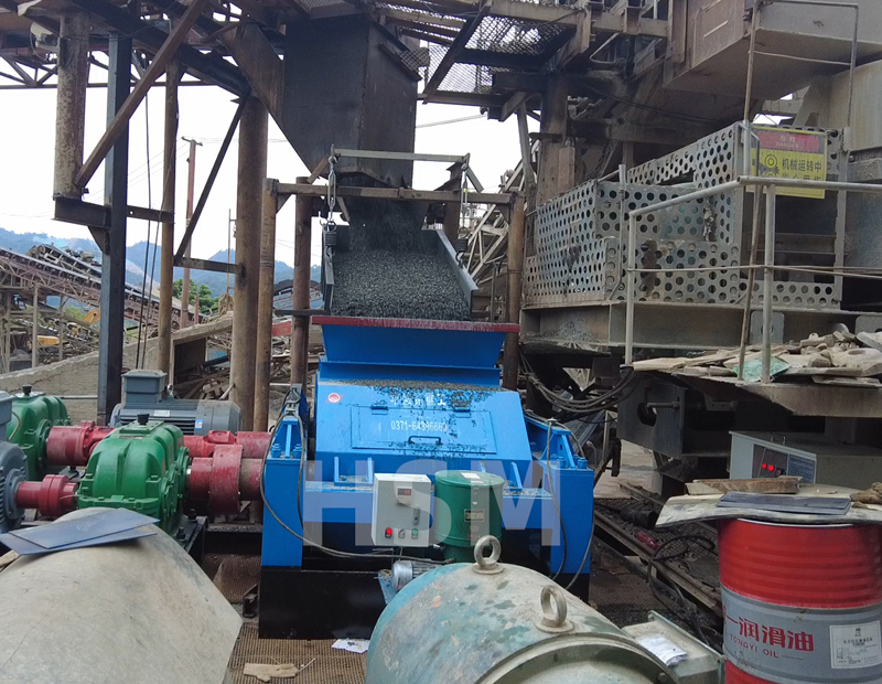 河卵石對輥制砂機多少錢一臺？