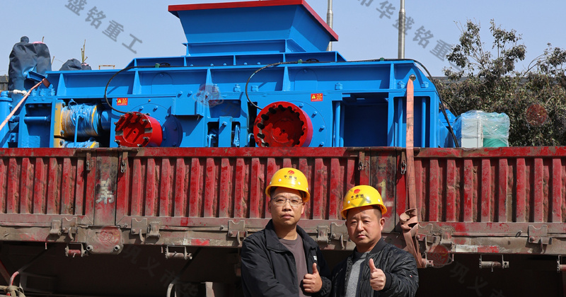 鵝卵石制砂用什么破碎機？推薦對輥機價格不貴還耐用